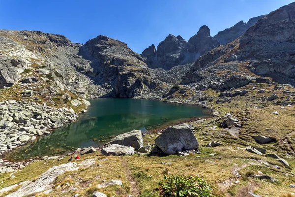 Muhteşem manzara korkunç göl ve Kupens tepeler, Rila Dağı