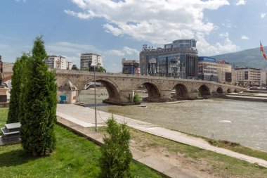 Skopje, Makedonya - 13 Mayıs 2017: Üsküp Şehir Merkezi, eski taş köprüsü ve Vardar Nehri