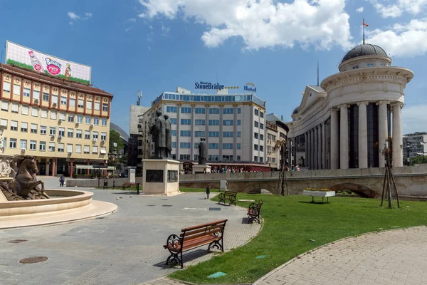 Skopje, Macedonië - 13 mei 2017: Panorama van het centrum van de stad van Skopje — Stockfoto