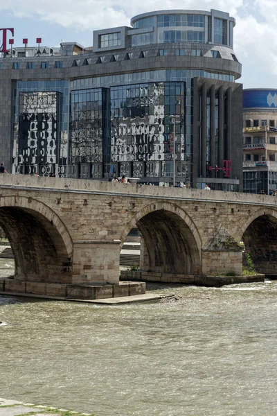РЕСПУБЛИКА ОФ МАКЕДОНИЯ - 13 января 2017 года: Центр города Скопье, Старый каменный мост и река Вардар — стоковое фото