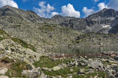 Musala tepe ve Musalenski gölleri, Rila Dağı üzerinde açık gökyüzü
