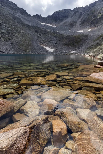 Incredibile vista sul lago di Ledenoto (ghiaccio) e Musala Peak, montagna di Rila — Foto Stock