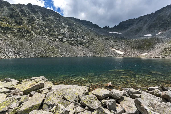 Incredibile vista sul lago di Ledenoto (ghiaccio) e Musala Peak, montagna di Rila — Foto Stock