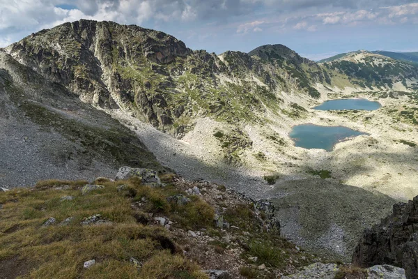 Vista panorâmica para os lagos Musalenski de Musala Peak, Rila montanha — Fotografia de Stock