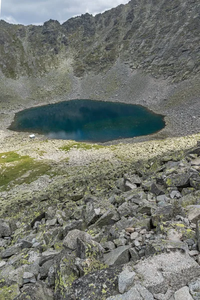 Panoramiczny widok na jezioro Ledenoto (Ice) z Musala szczyt, góry Riła — Zdjęcie stockowe