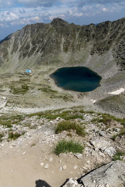 Vista panorámica al lago Ledenoto (hielo) desde el pico Musala, montaña Rila —  Fotos de Stock