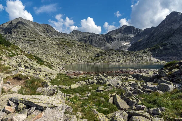 Cielo limpido sopra la cima di Musala e laghi Musalenski, montagna di Rila — Foto Stock