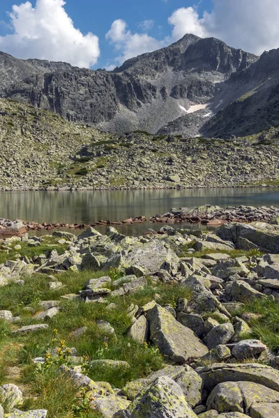 Langit cerah di atas puncak Musala dan danau Musalenski, gunung Rila — Stok Foto