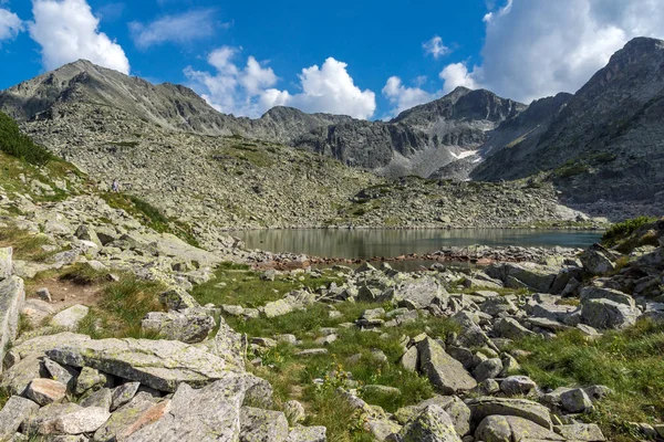 Ciel clair sur le pic Musala et les lacs Musalenski, montagne Rila — Photo