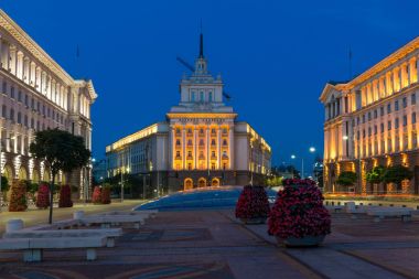 Sofia, Bulgaristan - 21 Temmuz 2017: Gece fotoğraf Başkanlığı binalar, binalar Konseyi Bakanlar ve Sofya'da eski komünist parti evi