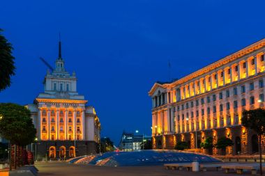 Sofia, Bulgaristan - 21 Temmuz 2017: Gece fotoğrafı binalar Başkanlığı ve Sofya'daki eski komünist parti evi,