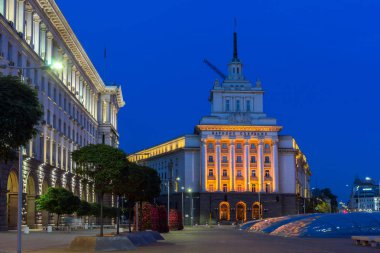 Sofia, Bulgaristan - 21 Temmuz 2017: Gece fotoğrafı binalar Konseyi Bakanlar ve Sofya'da eski komünist parti evi