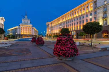 Sofia, Bulgaristan - 21 Temmuz 2017: Gece fotoğrafı binalar Başkanlığı ve Sofya'daki eski komünist parti evi