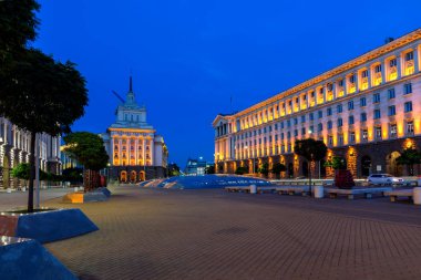 Sofia, Bulgaristan - 21 Temmuz 2017: Gece fotoğrafı binalar Başkanlığı ve Sofya'daki eski komünist parti evi