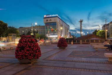 Sofia, Bulgaristan - 21 Temmuz 2017: Gece fotoğraf bağımsızlık Meydanı ve Ayasofya'nın anıtın Sofya şehir