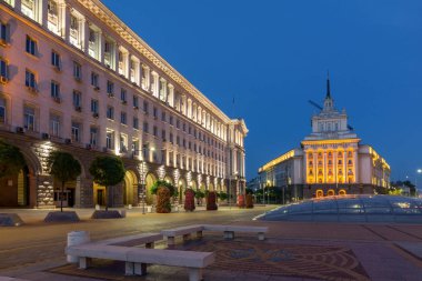 Sofia, Bulgaristan - 21 Temmuz 2017: Gece fotoğrafı binalar Konseyi Bakanlar ve Sofya'da eski komünist parti evi