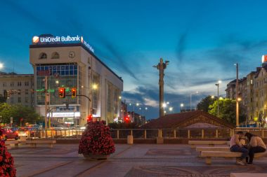 Sofia, Bulgaristan - 21 Temmuz 2017: Gece fotoğraf bağımsızlık Meydanı ve Ayasofya'nın anıtın Sofya şehir
