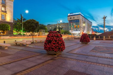 Sofia, Bulgaristan - 21 Temmuz 2017: Gece fotoğraf bağımsızlık Meydanı ve Ayasofya'nın anıtın Sofya şehir