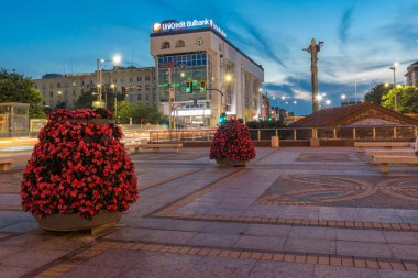 Sofia, Bulgaristan - 21 Temmuz 2017: Gece fotoğraf bağımsızlık Meydanı ve Ayasofya'nın anıtın Sofya şehir,