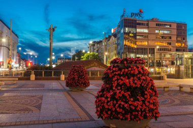 Sofia, Bulgaristan - 21 Temmuz 2017: Gece fotoğraf bağımsızlık Meydanı ve Ayasofya'nın anıtın Sofya şehir