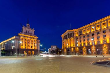 Sofia, Bulgaristan - 21 Temmuz 2017: Gece fotoğrafı binalar Başkanlığı ve Sofya'daki eski komünist parti evi