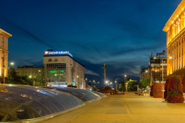 Sofia, Bulgaristan - 21 Temmuz 2017: Gece fotoğraf bağımsızlık Meydanı ve Ayasofya'nın anıtın Sofya şehir