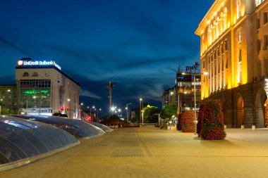 Sofia, Bulgaristan - 21 Temmuz 2017: Gece fotoğraf bağımsızlık Meydanı ve Ayasofya'nın anıtın Sofya şehir