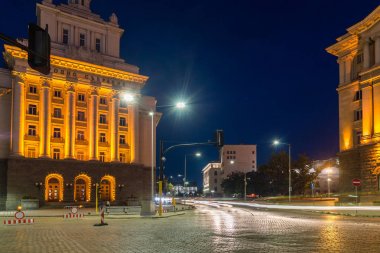 Sofia, Bulgaristan - 21 Temmuz 2017: Gece fotoğrafı binalar Başkanlığı ve Sofya'daki eski komünist parti evi