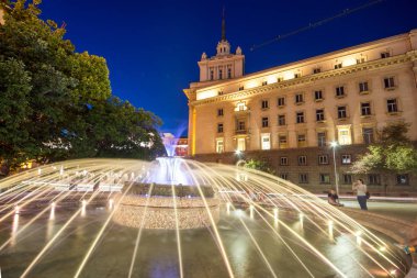 Sofia, Bulgaristan - 21 Temmuz 2017: Gece fotoğraf çeşme Başkanlığı ve Sofya'daki eski komünist parti evi of binanın önünde