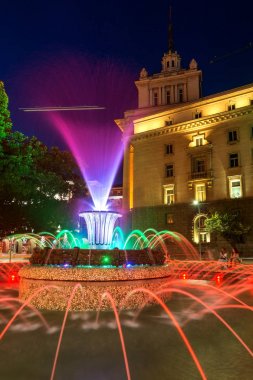 Sofia, Bulgaristan - 21 Temmuz 2017: Gece fotoğraf çeşme Başkanlığı ve Sofya'daki eski komünist parti evi of binanın önünde