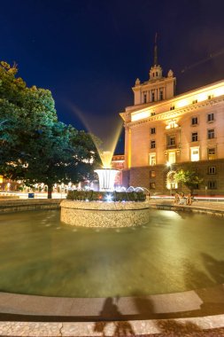 Sofia, Bulgaristan - 21 Temmuz 2017: Gece fotoğraf çeşme Başkanlığı ve Sofya'daki eski komünist parti evi of binanın önünde