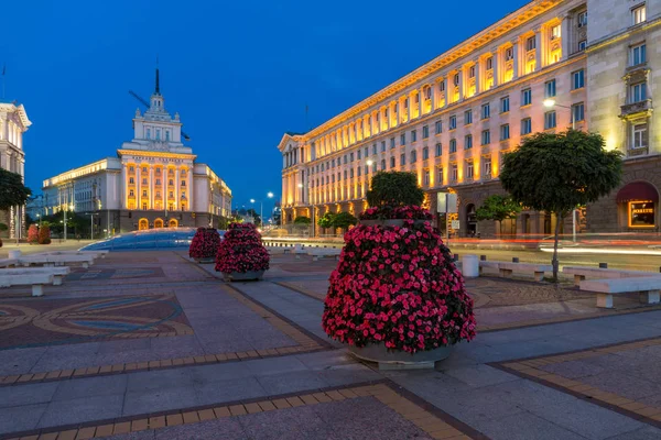 Sofia, Bulgaristan - 21 Temmuz 2017: Gece fotoğrafı binalar Başkanlığı ve Sofya'daki eski komünist parti evi