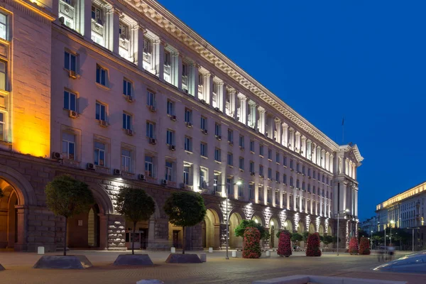 Sofia, Bulgaristan - 21 Temmuz 2017: Gece fotoğrafı binalar Konseyi Bakanlar ve Sofya'da eski komünist parti evi