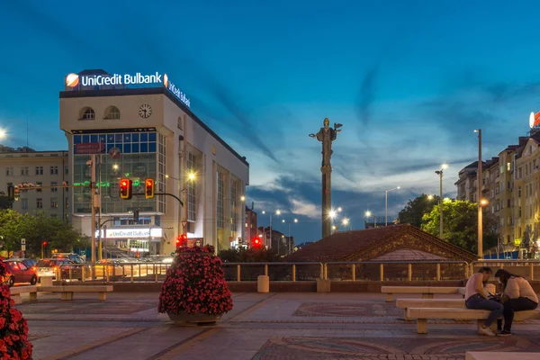 SOFIA, BULGARIA - 21 de julio de 2017: Foto nocturna de la Plaza de la Independencia y el monumento de Santa Sofía en la ciudad de Sofía — Foto de Stock
