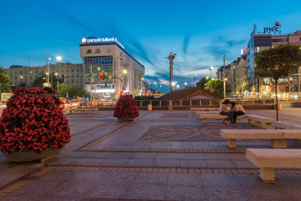 Sofia, Bulgaristan - 21 Temmuz 2017: Gece fotoğraf bağımsızlık Meydanı ve Ayasofya'nın anıtın Sofya şehir