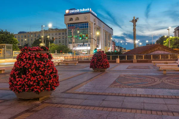 Sofia, Bulgaristan - 21 Temmuz 2017: Gece fotoğraf bağımsızlık Meydanı ve Ayasofya'nın anıtın Sofya şehir,