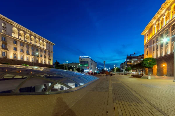 Sofia, Bulgaristan - 21 Temmuz 2017: Gece fotoğraf bağımsızlık Meydanı ve Ayasofya'nın anıtın Sofya şehir