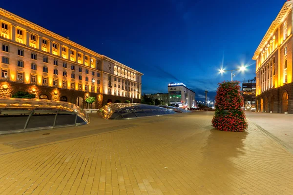 Sofia, Bulgaristan - 21 Temmuz 2017: Gece fotoğraf bağımsızlık Meydanı ve Ayasofya'nın anıtın Sofya şehir