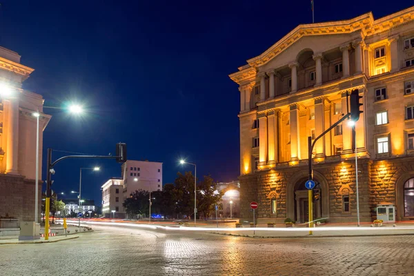Sofia, Bulgaristan - 21 Temmuz 2017: Gece fotoğrafı binalar Başkanlığı ve Sofya'daki eski komünist parti evi