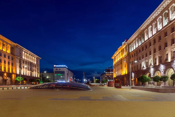 Sofia, Bulgaristan - 21 Temmuz 2017: Gece fotoğraf bağımsızlık Meydanı ve Ayasofya'nın anıtın Sofya şehir
