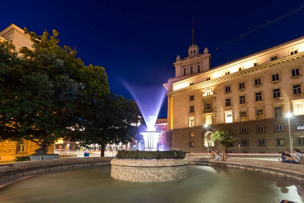 Sofia, Bulgaristan - 21 Temmuz 2017: Gece fotoğraf çeşme Başkanlığı ve Sofya'daki eski komünist parti evi of binanın önünde