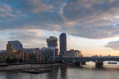 Londra - 18 Haziran 2016: Millennium Köprüsü ve Thames Nehri, Londra günbatımı Cityscape Amazing