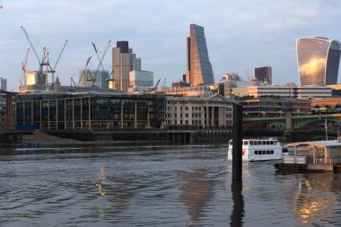 Londra - 18 Haziran 2016: Millennium Köprüsü ve Thames Nehri, Londra günbatımı Cityscape Amazing
