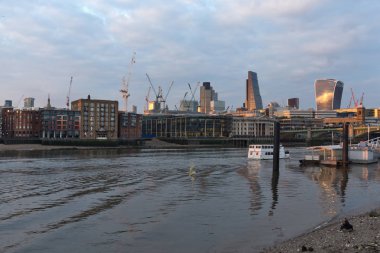 Londra - 18 Haziran 2016: Millennium Köprüsü ve Thames Nehri, Londra günbatımı Cityscape Amazing