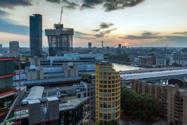 Londra, İngiltere - 18 Haziran 2016: Şaşırtıcı günbatımı panorama Tate modern Galerisi city, Londra, İngiltere