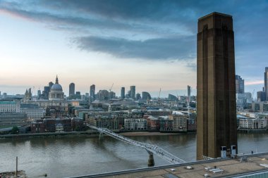 Londra, İngiltere - 18 Haziran 2016: Şaşırtıcı günbatımı panorama Tate modern Galerisi city, Londra, İngiltere