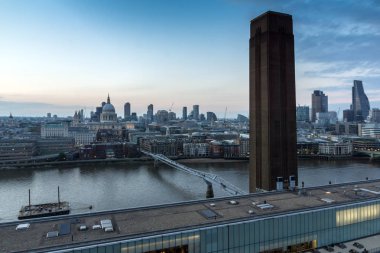 Londra, İngiltere - 18 Haziran 2016: Şaşırtıcı günbatımı panorama Tate modern Galerisi city, Londra, İngiltere