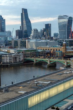 Londra, İngiltere - 18 Haziran 2016: Şaşırtıcı günbatımı panorama Tate modern Galerisi city, Londra, İngiltere
