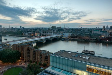 Londra, İngiltere - 18 Haziran 2016: Şaşırtıcı günbatımı panorama Tate modern Galerisi city, Londra, İngiltere