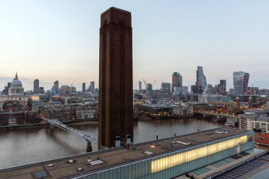 Londra, İngiltere - 18 Haziran 2016: Şaşırtıcı günbatımı panorama Tate modern Galerisi city, Londra, İngiltere